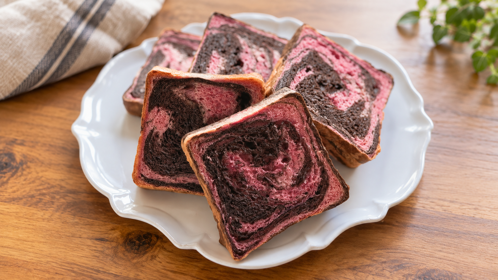 ピンクとチョコレート色のマーブル食パン